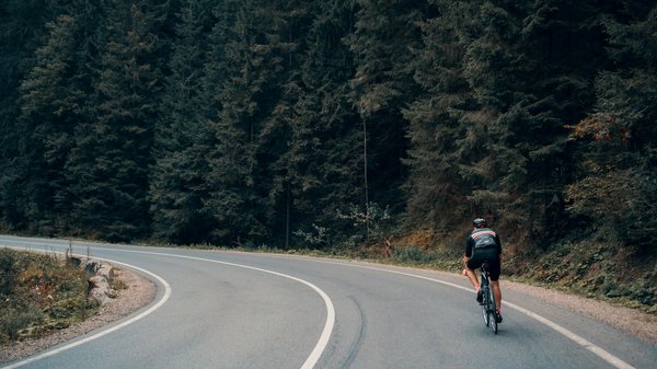 Quelle est la meilleure façon de répartir l'effort sur une étape de montagne en cyclisme?